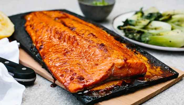 Cá hồi nướng gỗ tuyết tùng (Cedar Plank Salmon)