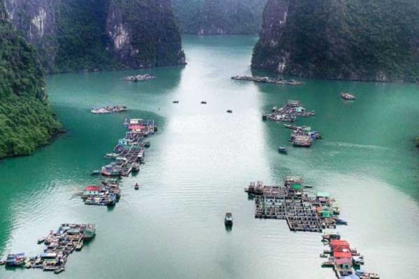 Làng chài Cửa Vạn