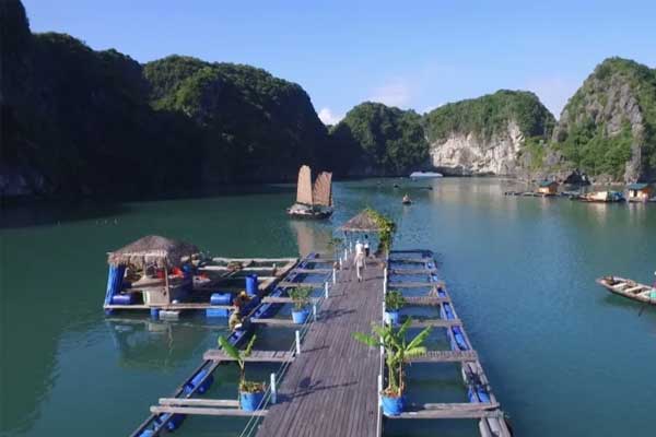 Làng chài Cửa Vạn
