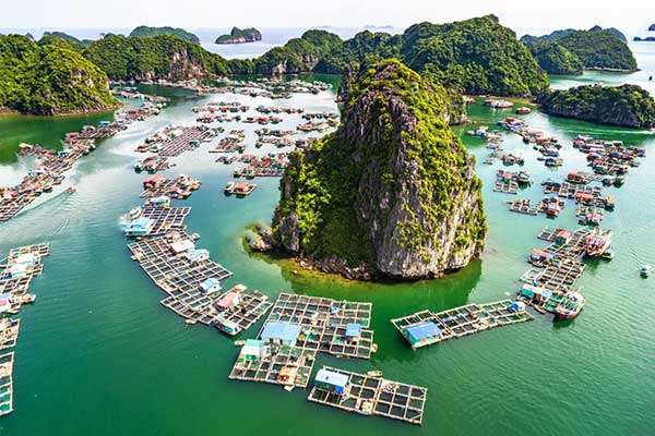 Làng chài Cửa Vạn